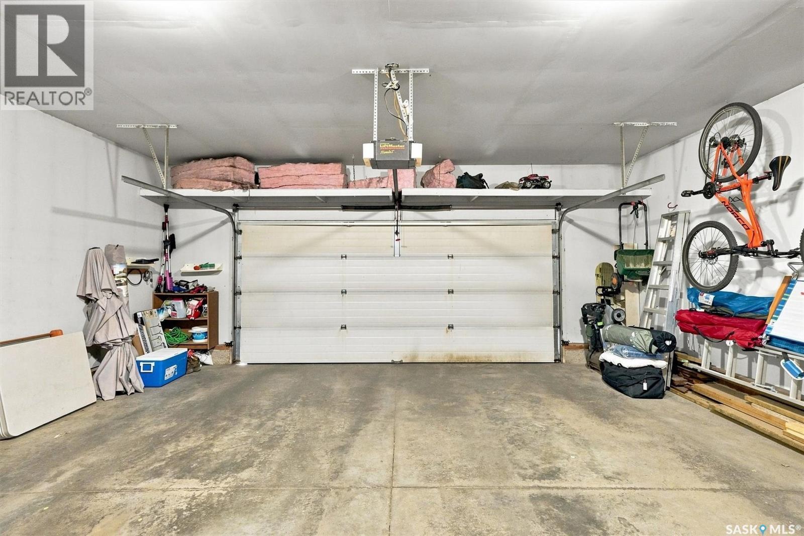 547 Bayview Terrace, Saskatoon, SK - Indoor Photo Showing Garage
