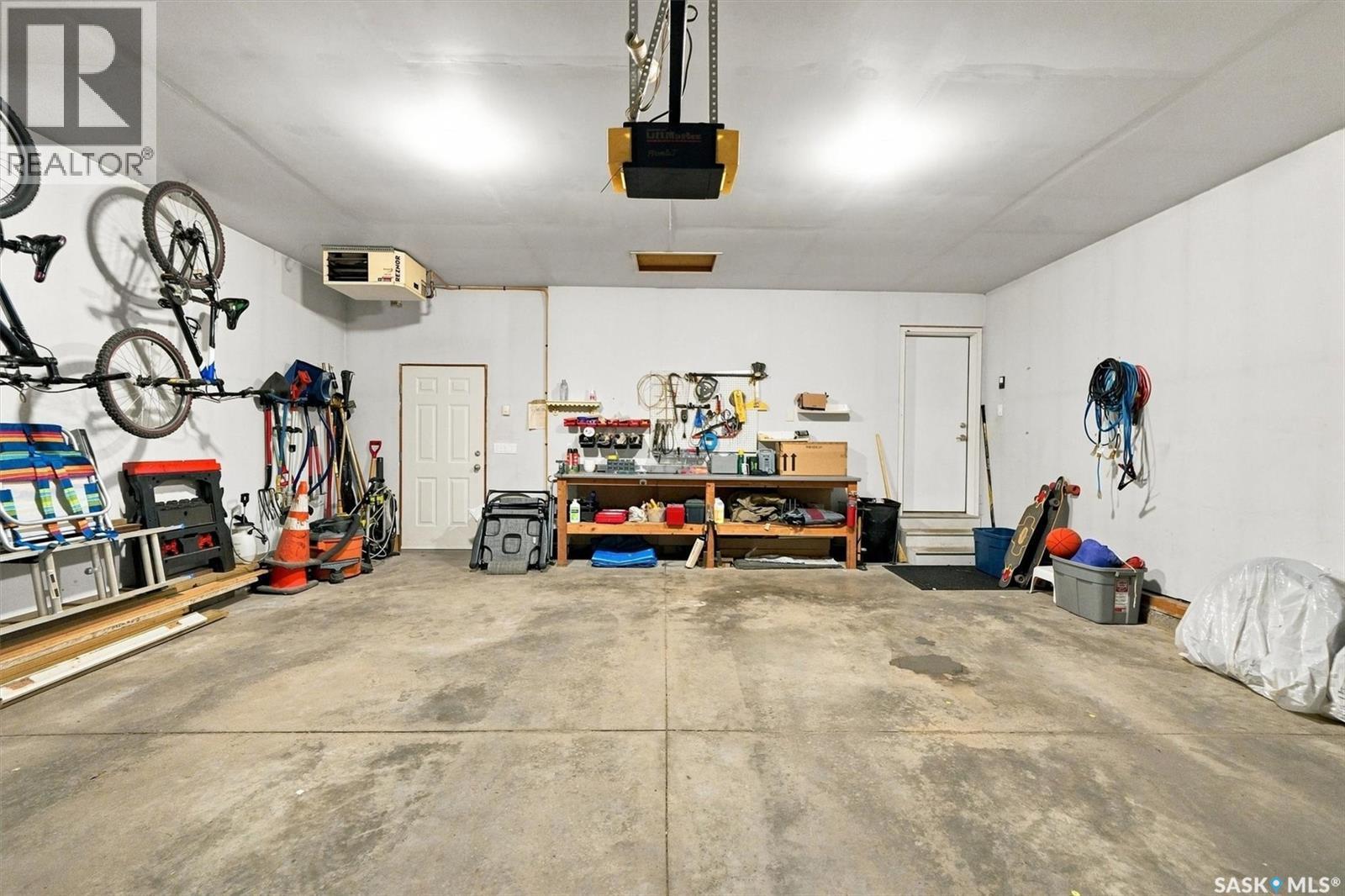 547 Bayview Terrace, Saskatoon, SK - Indoor Photo Showing Garage