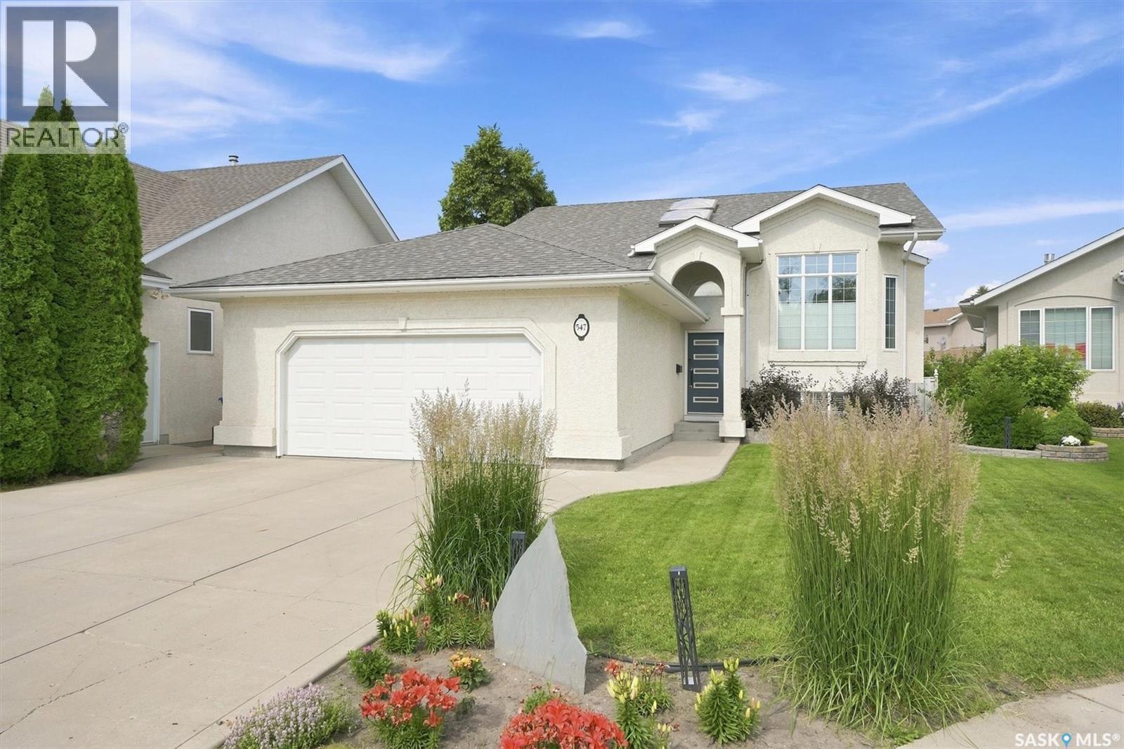 547 Bayview Terrace, Saskatoon, SK - Outdoor With Facade