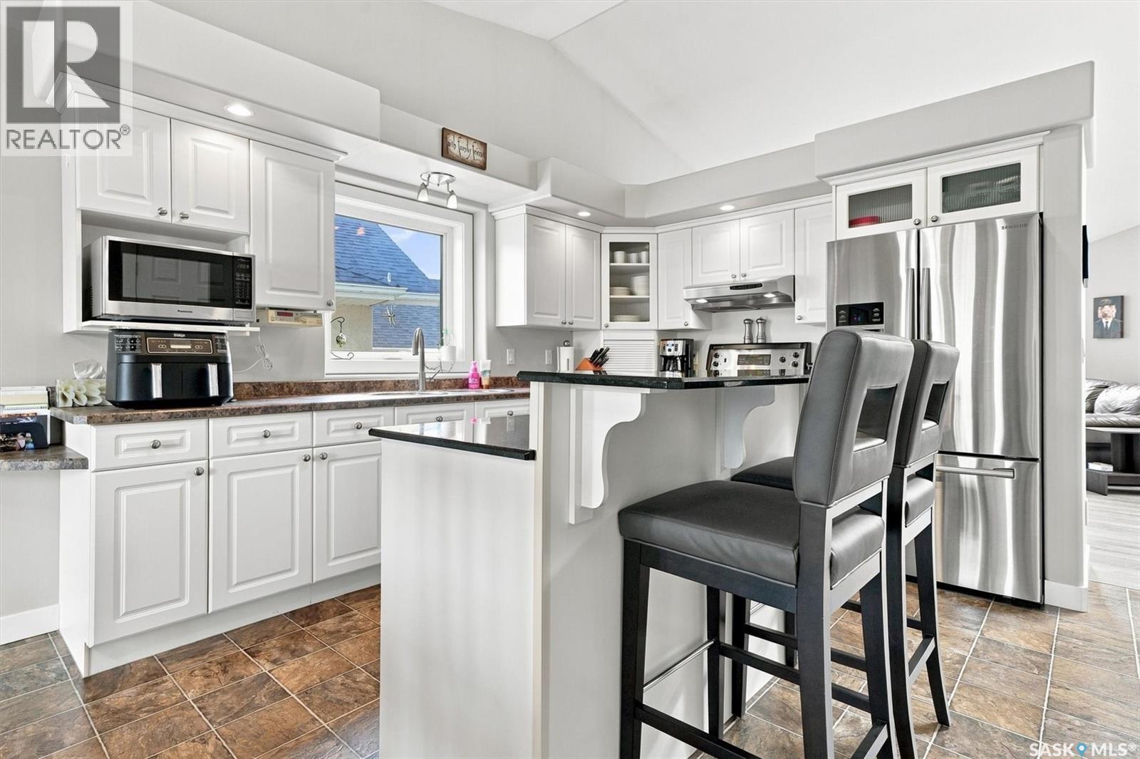 547 Bayview Terrace, Saskatoon, SK - Indoor Photo Showing Kitchen With Upgraded Kitchen