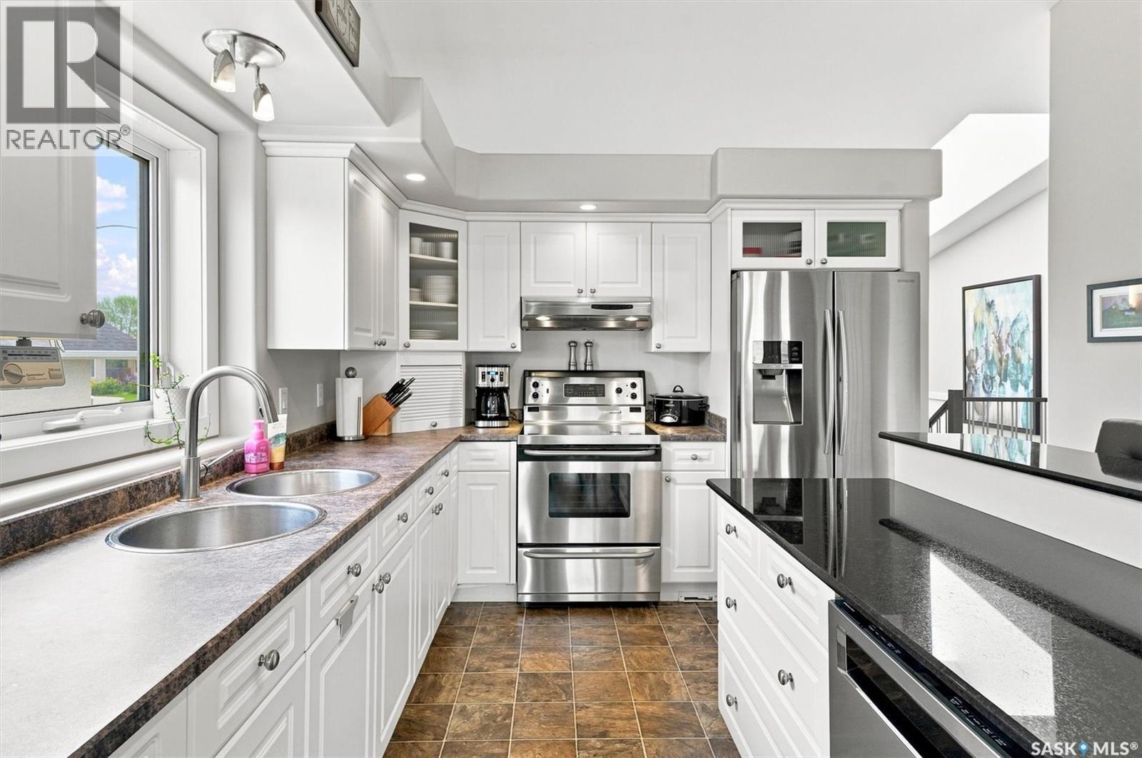 547 Bayview Terrace, Saskatoon, SK - Indoor Photo Showing Kitchen With Double Sink