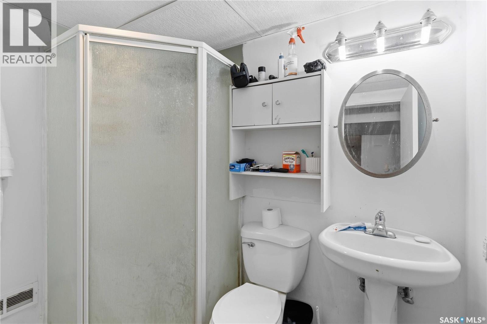 322 U Avenue N, Saskatoon, SK - Indoor Photo Showing Bathroom