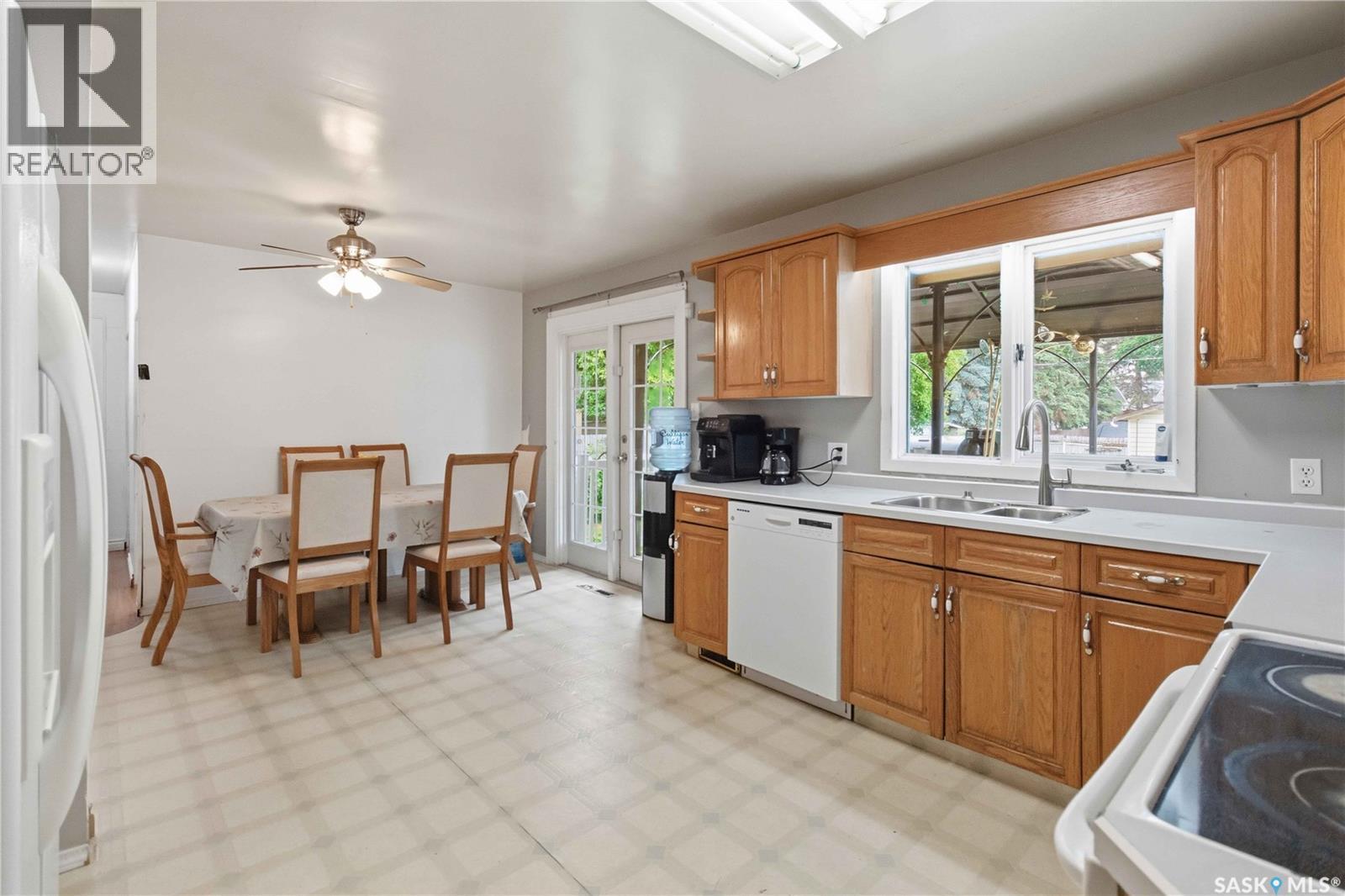 322 U Avenue N, Saskatoon, SK - Indoor Photo Showing Kitchen With Double Sink