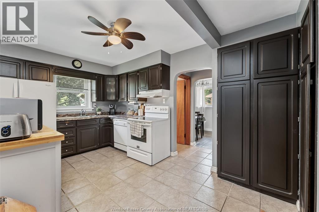 3668 Mckay, Windsor, ON - Indoor Photo Showing Kitchen