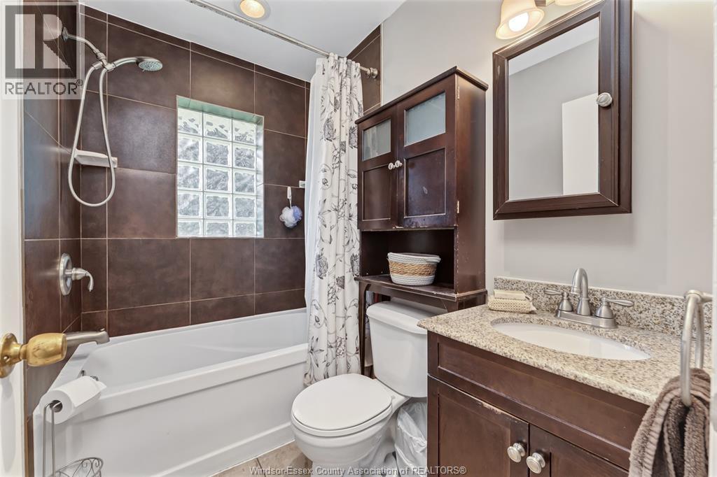 3668 Mckay, Windsor, ON - Indoor Photo Showing Bathroom