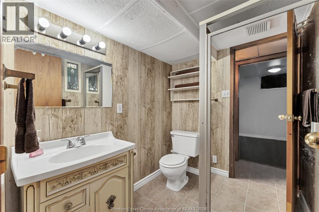 3668 Mckay, Windsor, ON - Indoor Photo Showing Bathroom