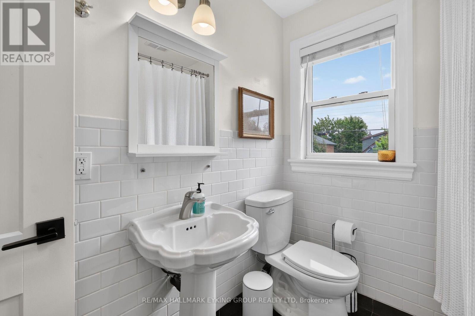 20 Belgrave Road, Ottawa, ON - Indoor Photo Showing Bathroom