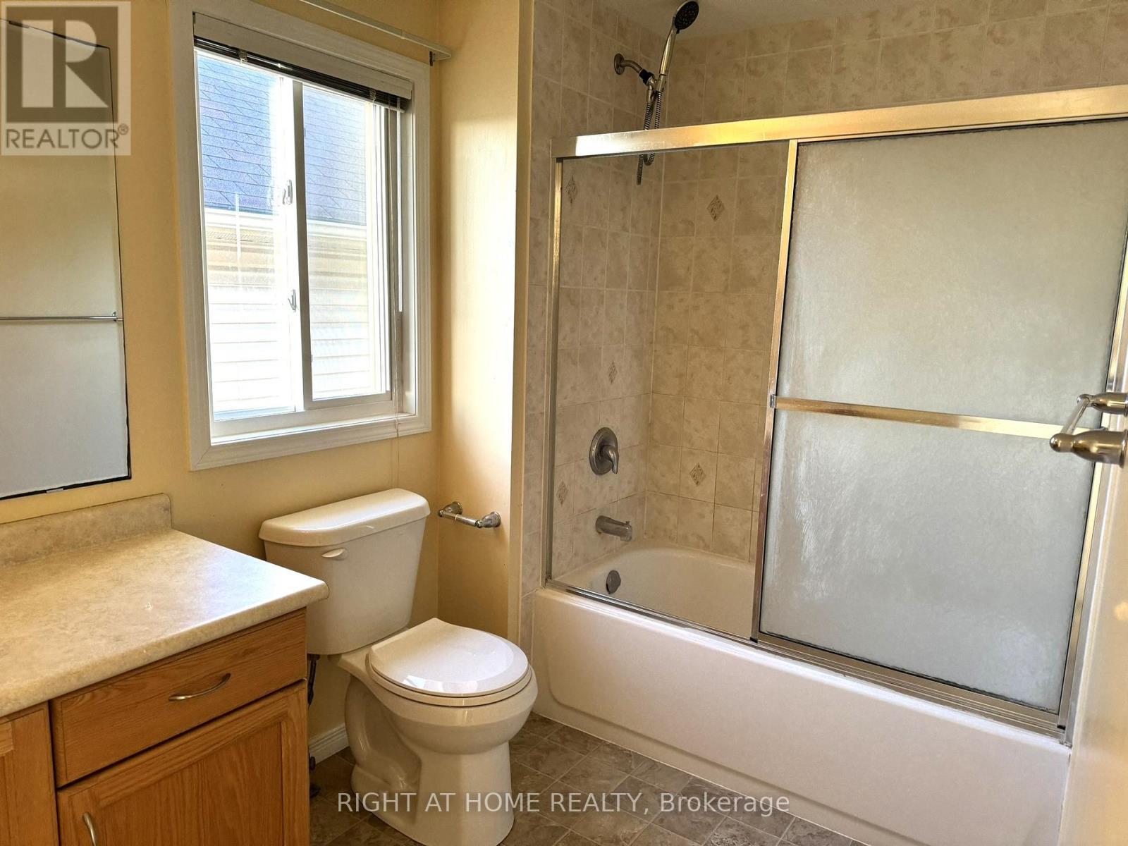 252 Lemon Grass Crescent, Kitchener, ON - Indoor Photo Showing Bathroom