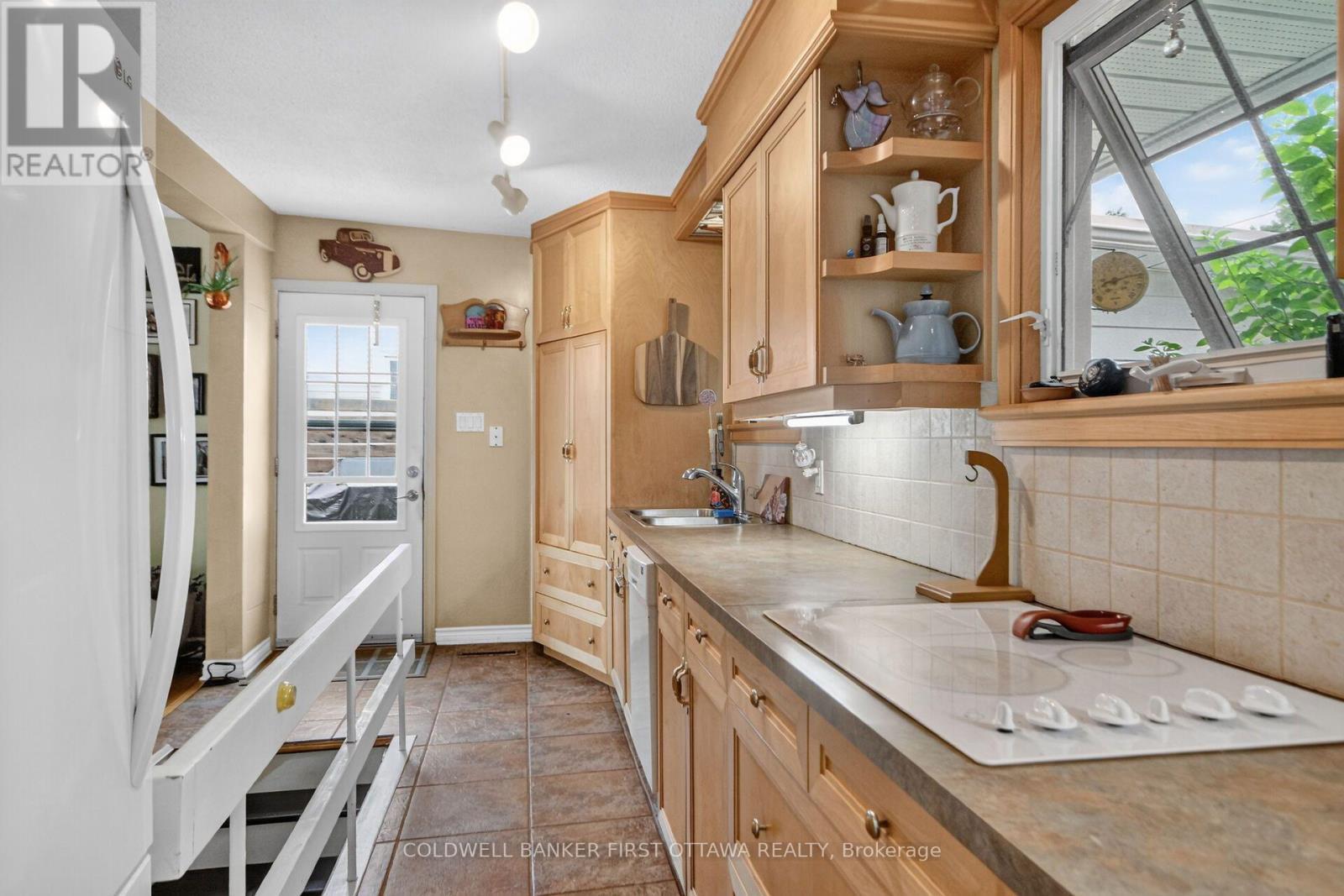 2014 River Road N, Ottawa, ON - Indoor Photo Showing Kitchen