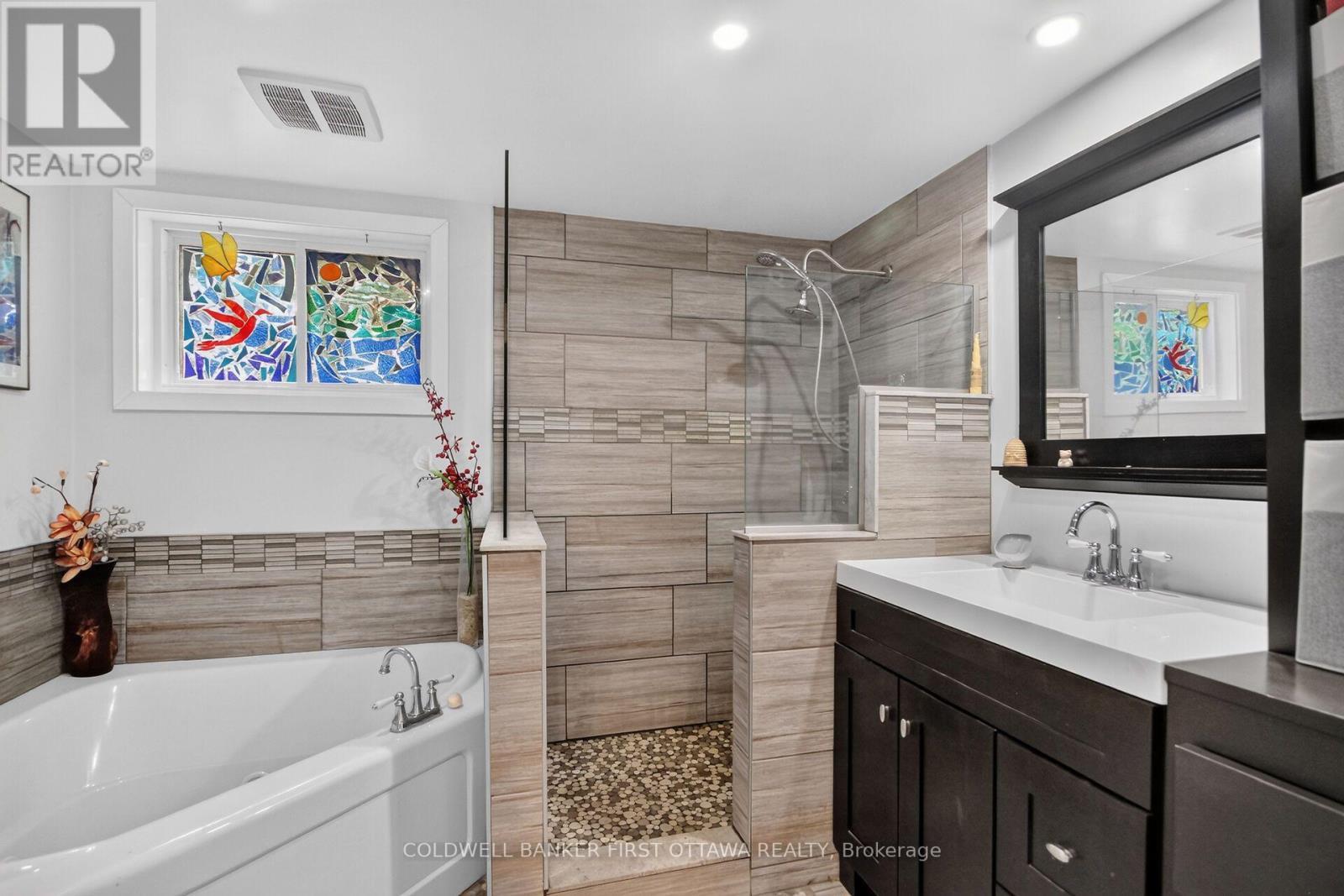 2014 River Road N, Ottawa, ON - Indoor Photo Showing Bathroom