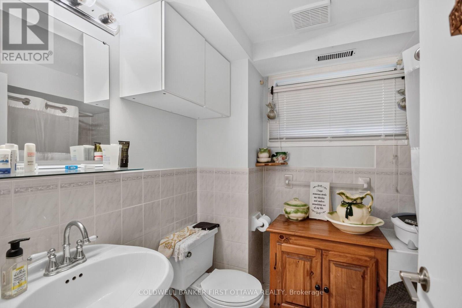 2014 River Road N, Ottawa, ON - Indoor Photo Showing Bathroom