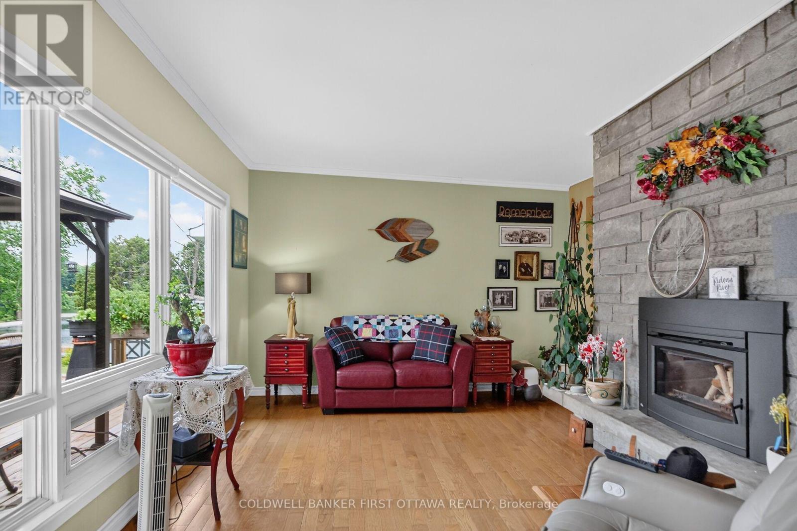 2014 River Road N, Ottawa, ON - Indoor Photo Showing Living Room With Fireplace