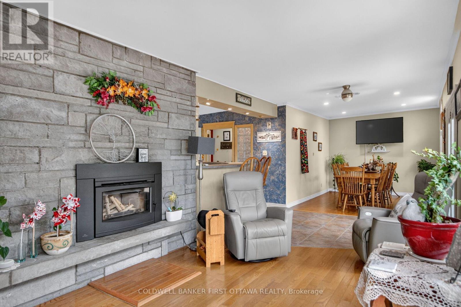 2014 River Road N, Ottawa, ON - Indoor Photo Showing Living Room With Fireplace