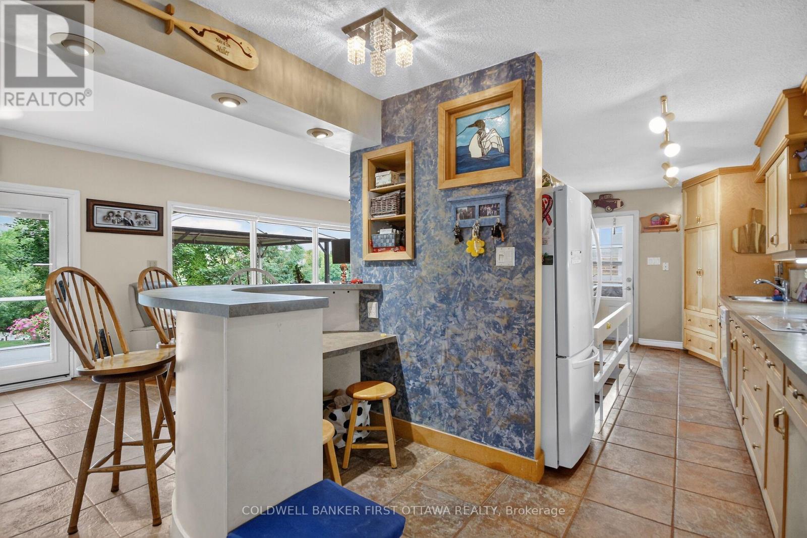 2014 River Road N, Ottawa, ON - Indoor