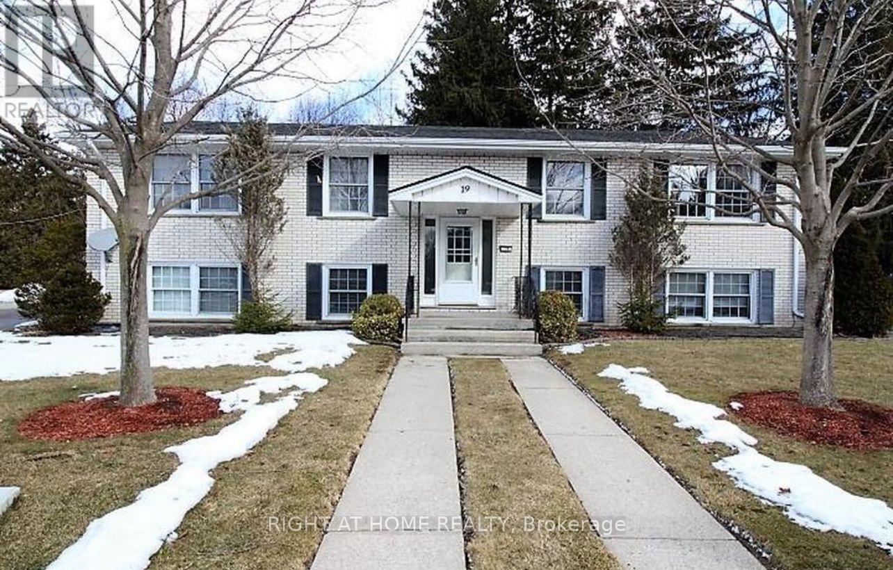 1 - 19 Johnson Place, St. Thomas, ON - Outdoor With Facade