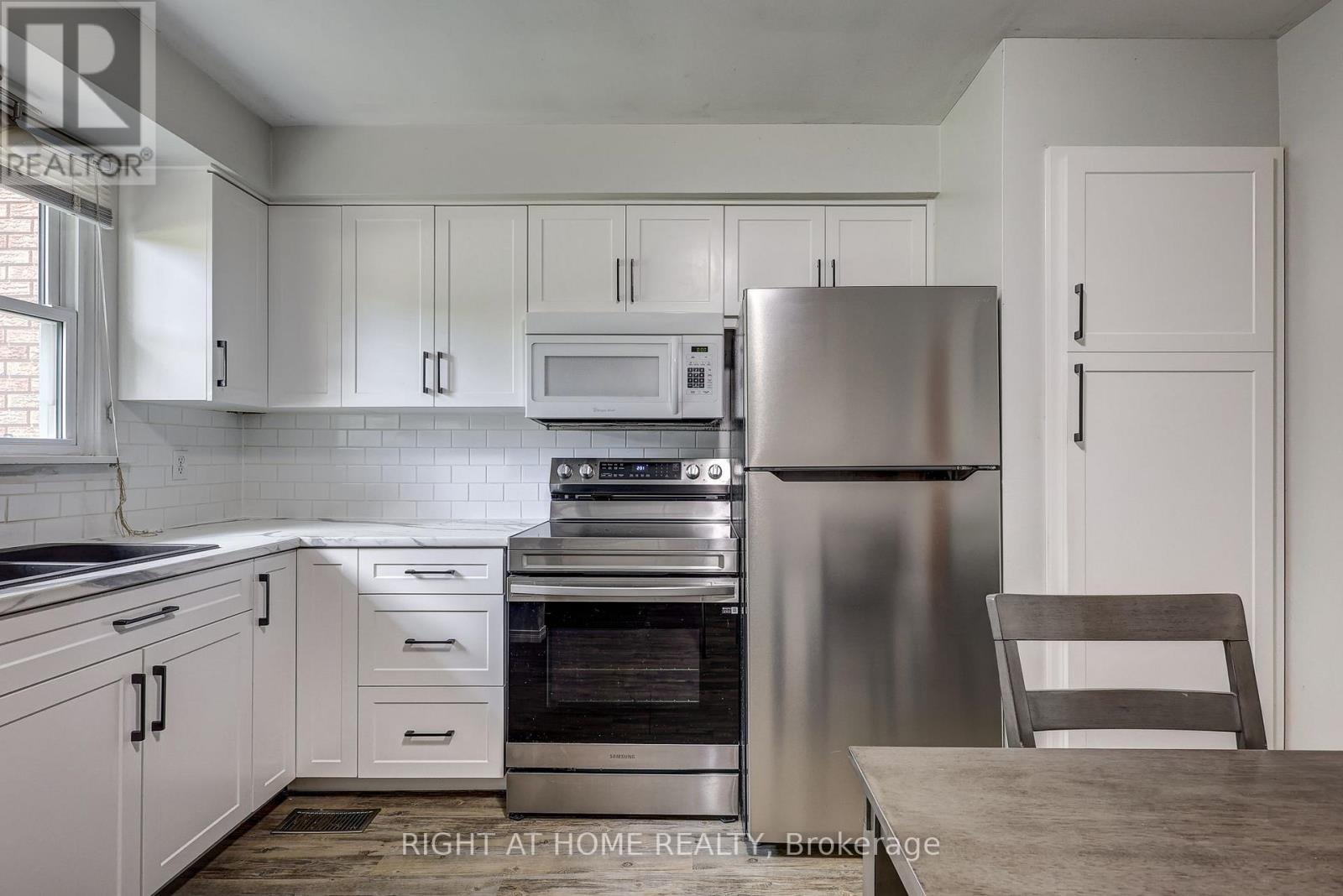 Loads of Cabinets and a Pantry - 5 - 81 Parkside Drive, St. Thomas, ON - Indoor Photo Showing Kitchen