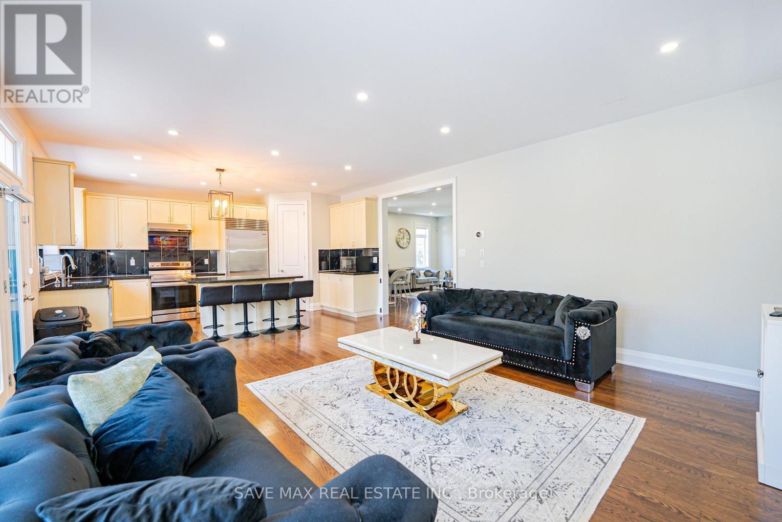 47 Legendary Circle, Brampton, ON - Indoor Photo Showing Living Room