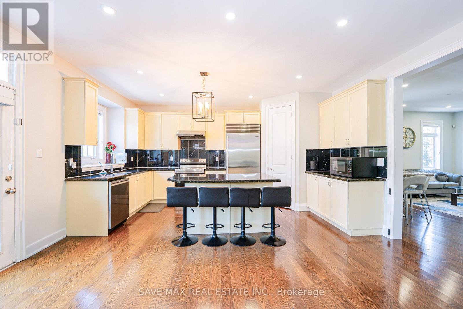 47 Legendary Circle, Brampton, ON - Indoor Photo Showing Kitchen With Double Sink