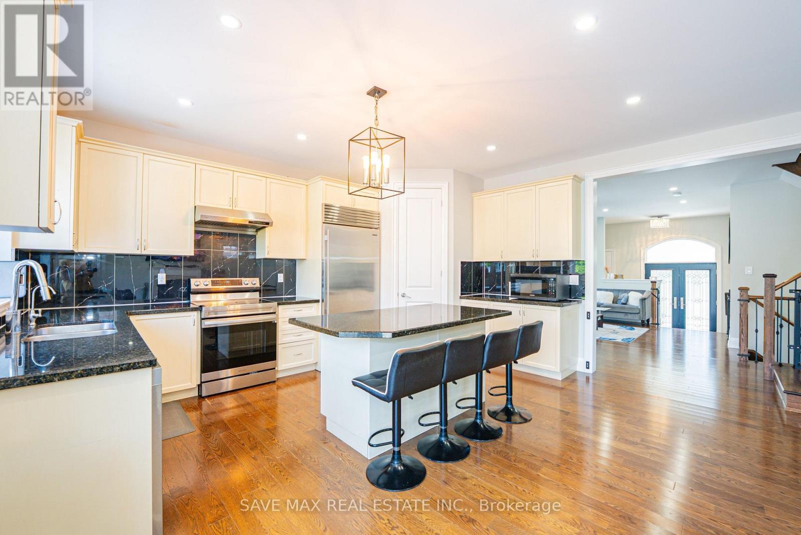 47 Legendary Circle, Brampton, ON - Indoor Photo Showing Kitchen With Double Sink