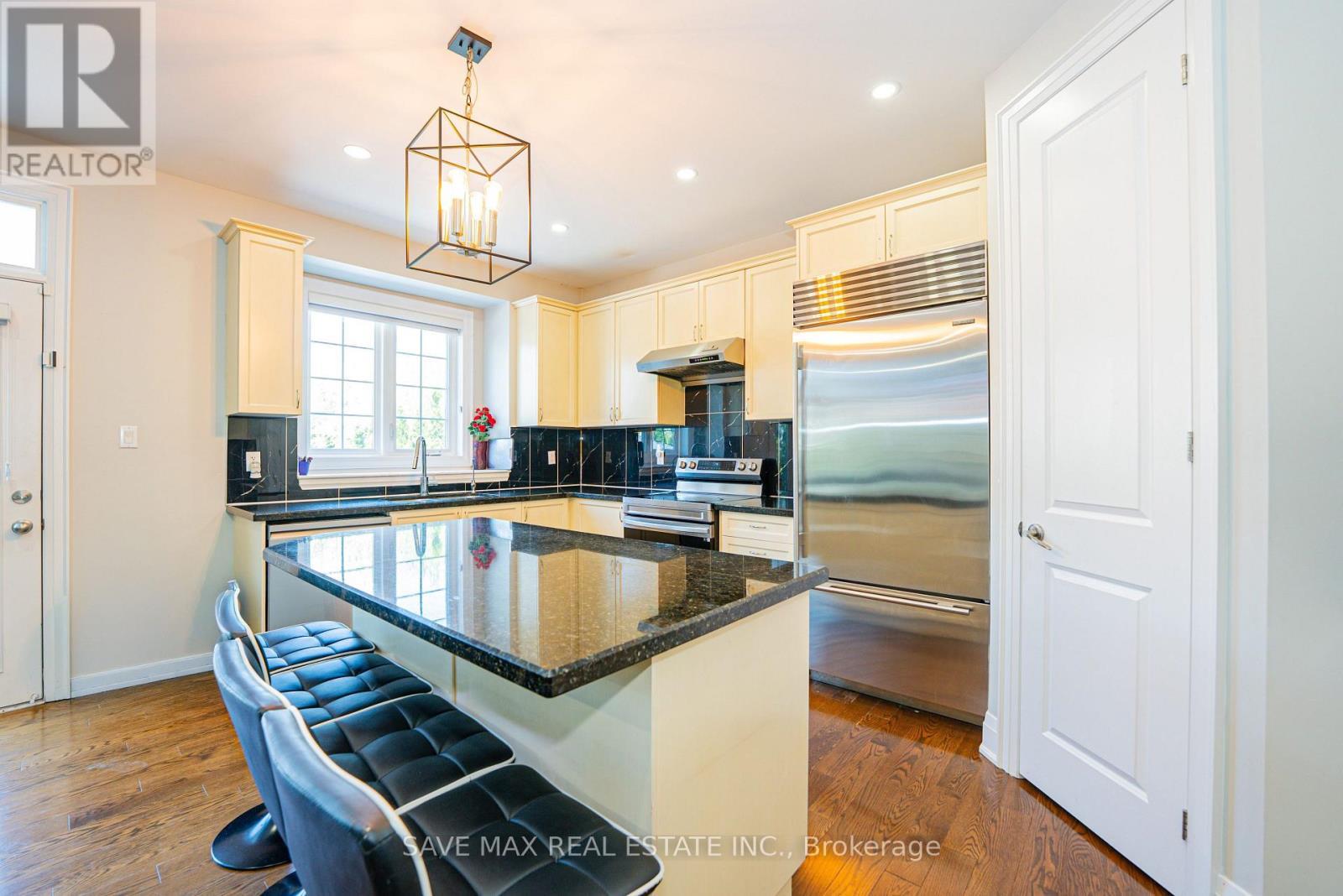 47 Legendary Circle, Brampton, ON - Indoor Photo Showing Kitchen