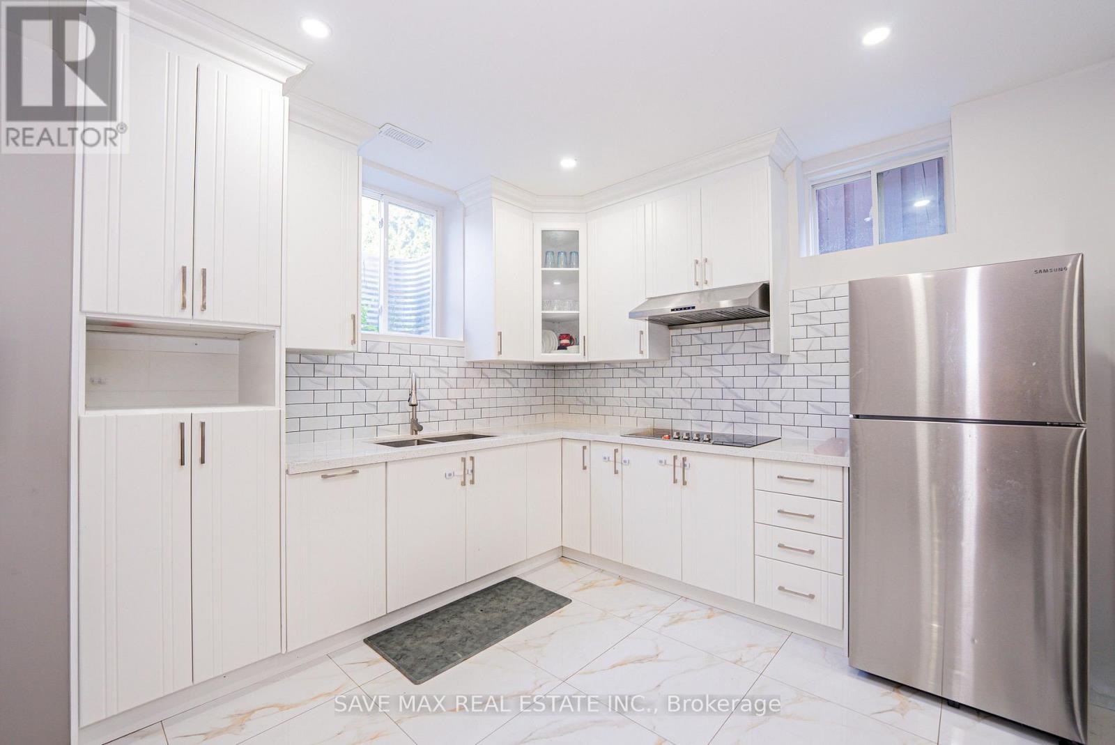 47 Legendary Circle, Brampton, ON - Indoor Photo Showing Kitchen With Upgraded Kitchen