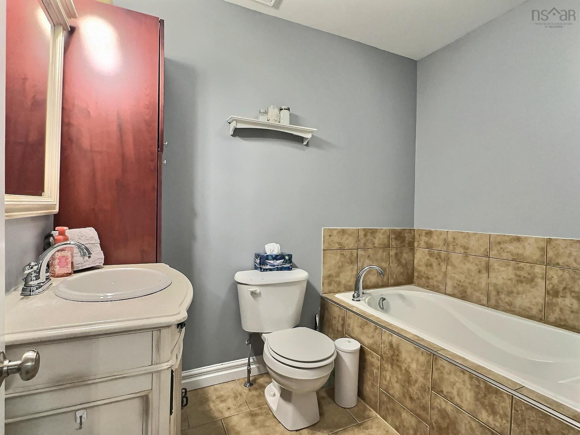 355 Queen Street, Truro, NS - Indoor Photo Showing Bathroom