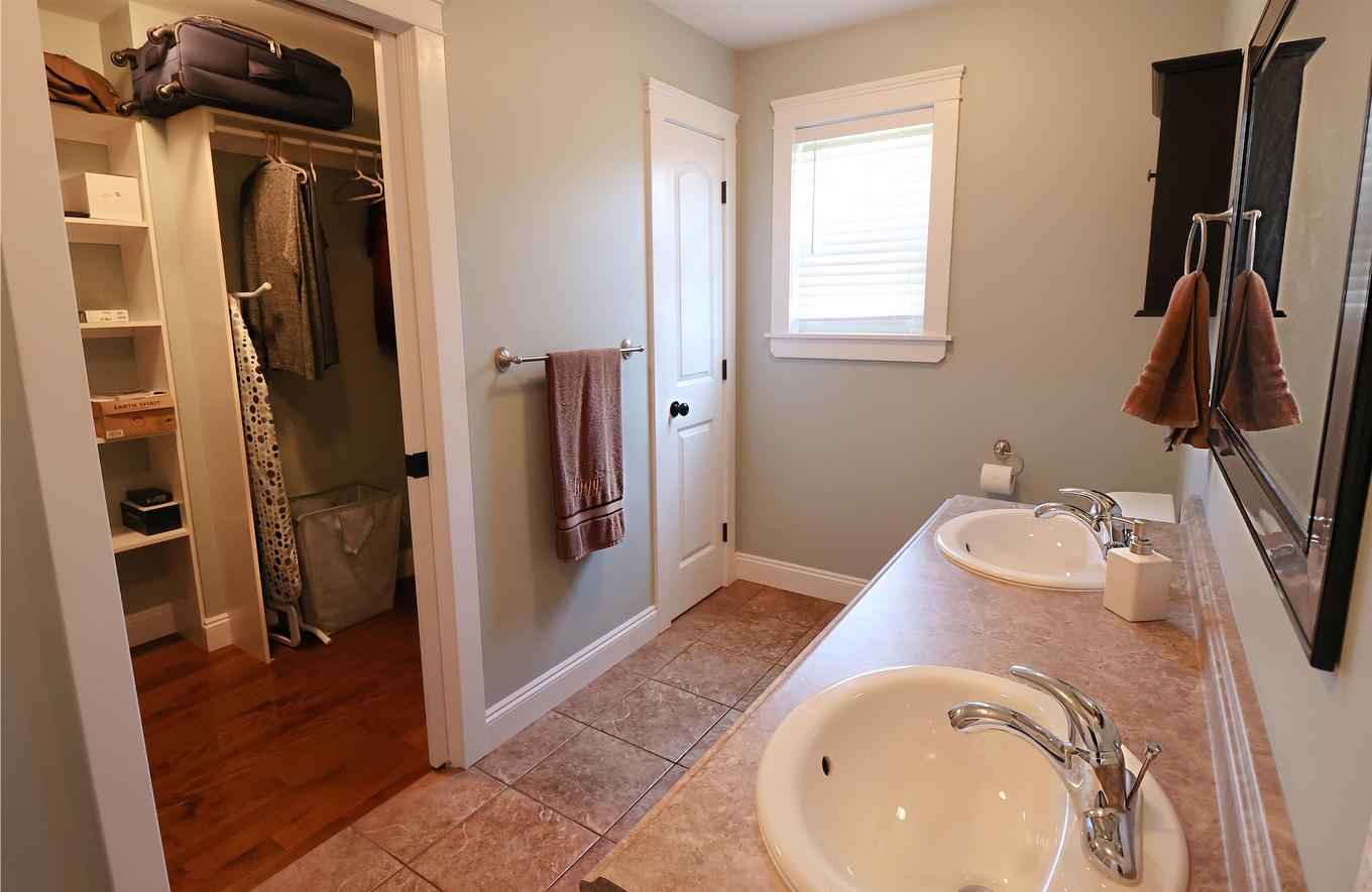 49 Royalty Road, Charlottetown, PE - Indoor Photo Showing Bathroom
