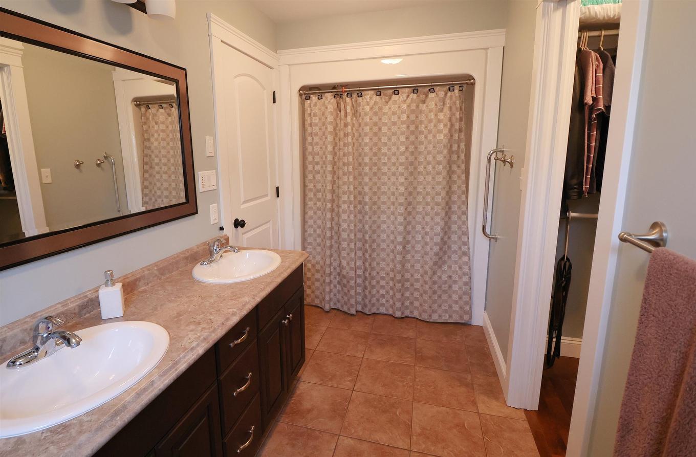 49 Royalty Road, Charlottetown, PE - Indoor Photo Showing Bathroom