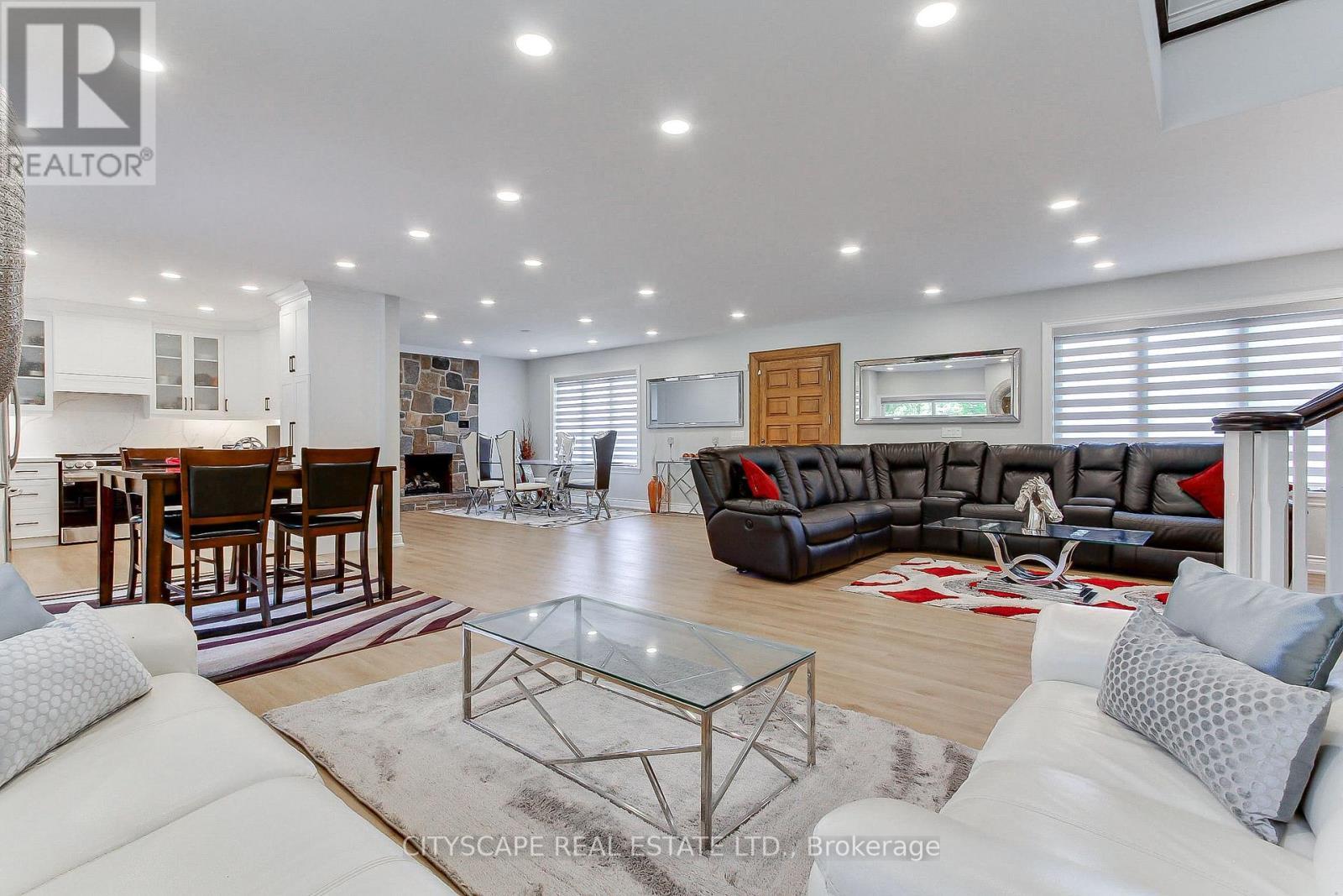 1543 Indian Grove, Mississauga, ON - Indoor Photo Showing Living Room