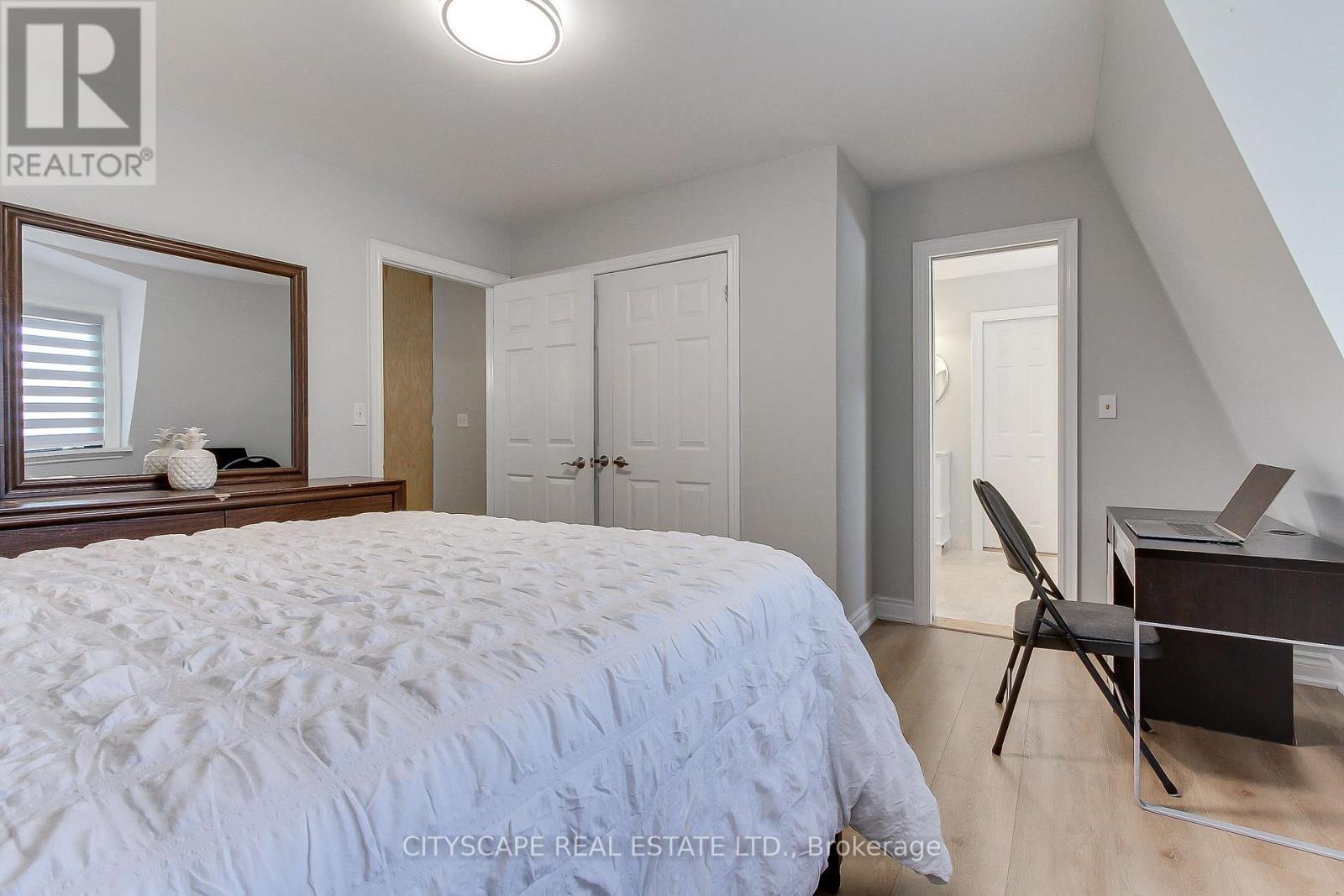 1543 Indian Grove, Mississauga, ON - Indoor Photo Showing Bedroom