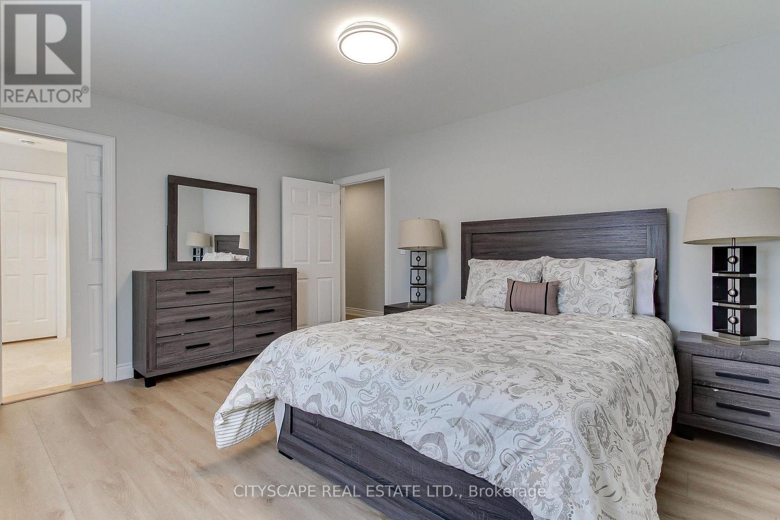 1543 Indian Grove, Mississauga, ON - Indoor Photo Showing Bedroom