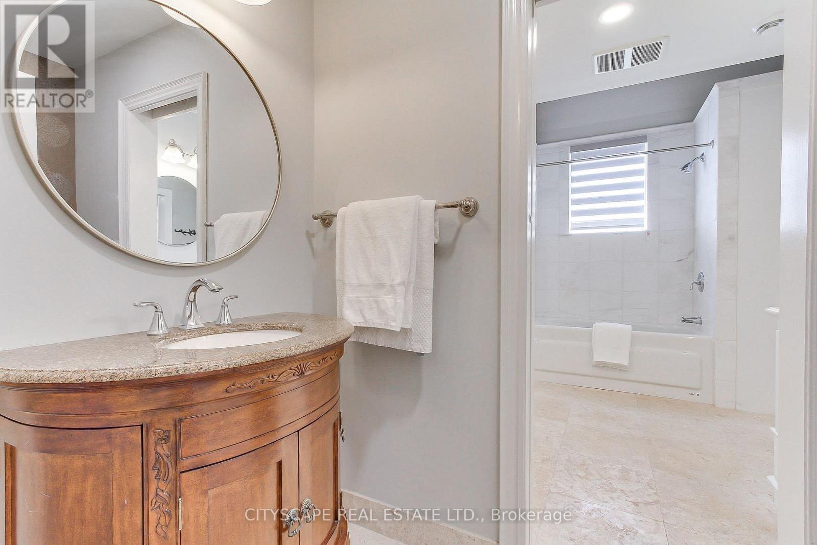 1543 Indian Grove, Mississauga, ON - Indoor Photo Showing Bathroom