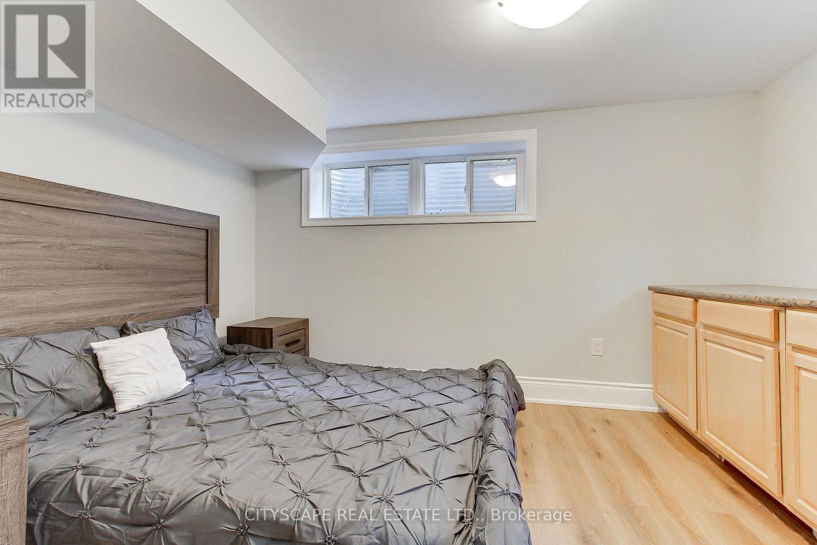 1543 Indian Grove, Mississauga, ON - Indoor Photo Showing Bedroom