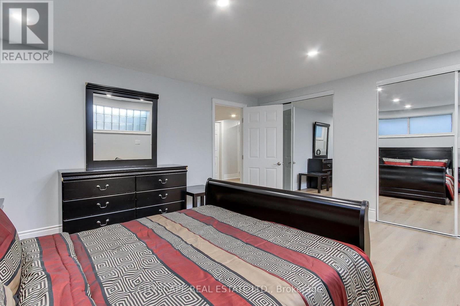 1543 Indian Grove, Mississauga, ON - Indoor Photo Showing Bedroom
