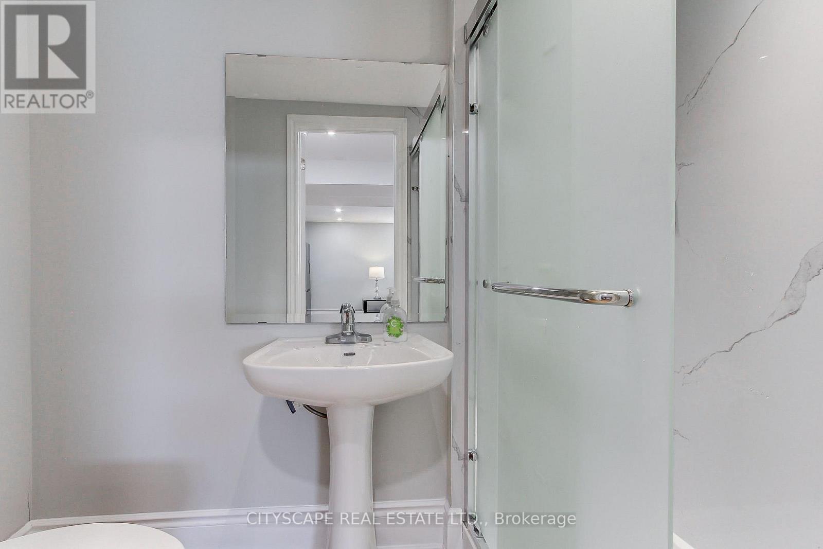 1543 Indian Grove, Mississauga, ON - Indoor Photo Showing Bathroom