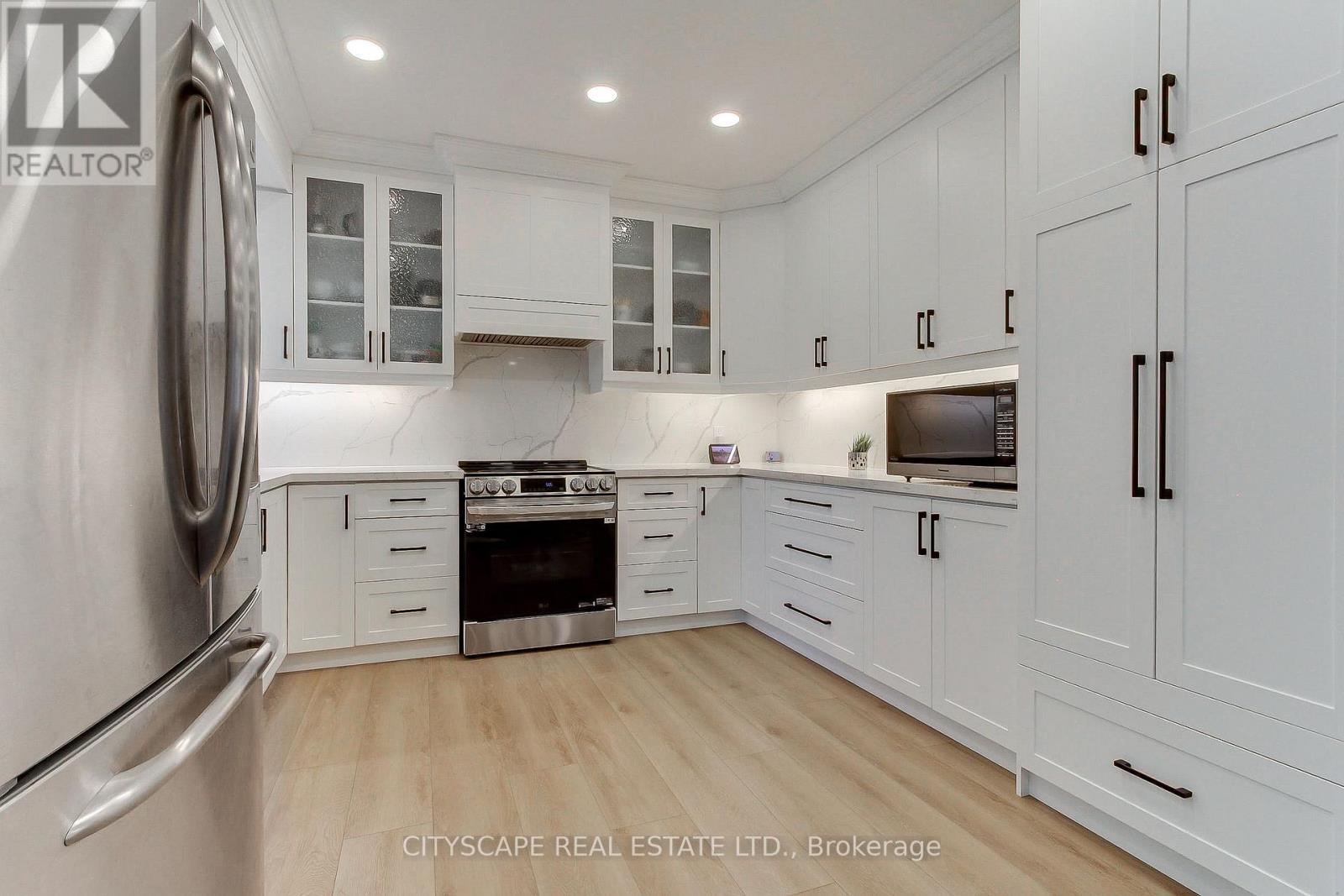 1543 Indian Grove, Mississauga, ON - Indoor Photo Showing Kitchen With Stainless Steel Kitchen