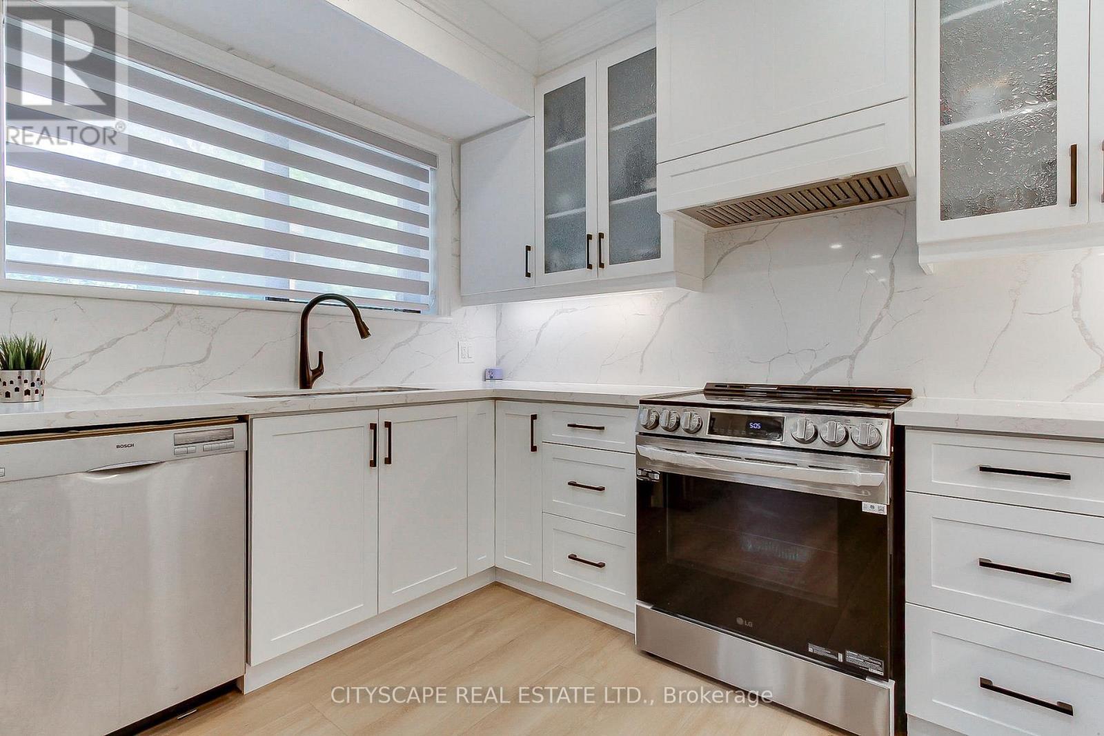 1543 Indian Grove, Mississauga, ON - Indoor Photo Showing Kitchen