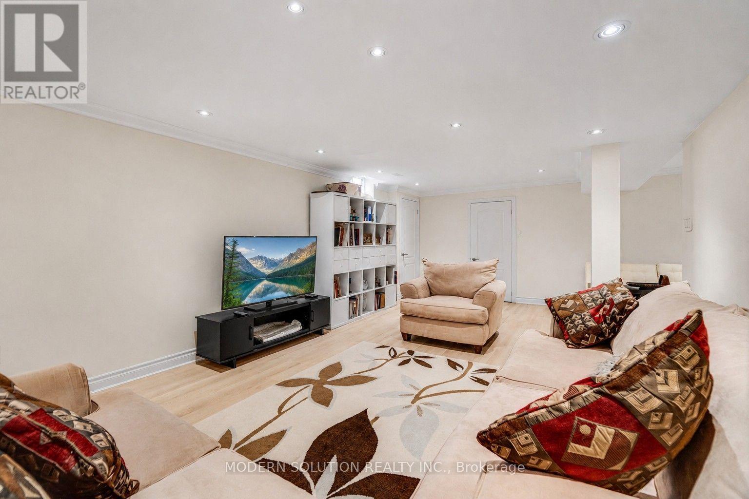 44 Bendamere Crescent, Markham, ON - Indoor Photo Showing Living Room