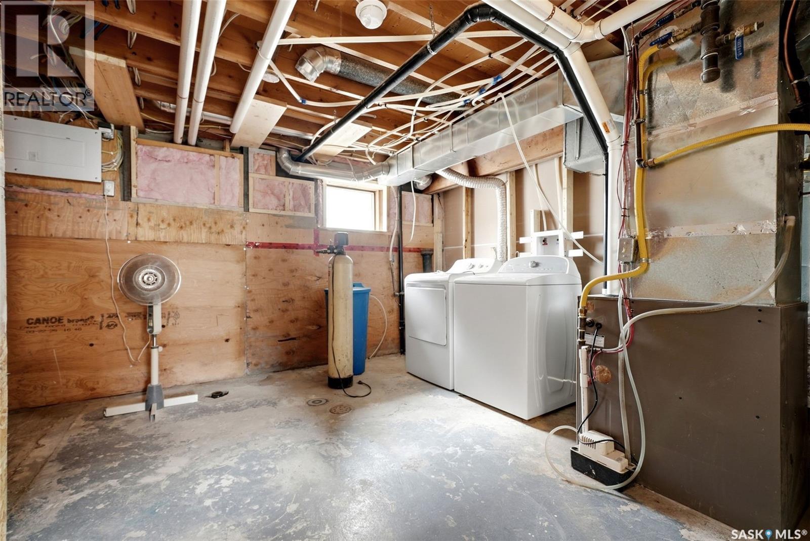 1601 Lacon Street, Regina, SK - Indoor Photo Showing Laundry Room