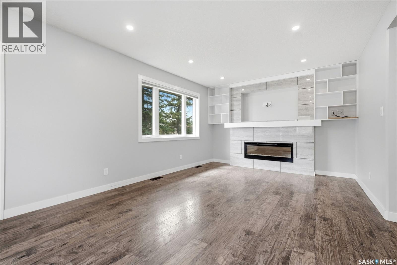 1601 Lacon Street, Regina, SK - Indoor Photo Showing Other Room With Fireplace