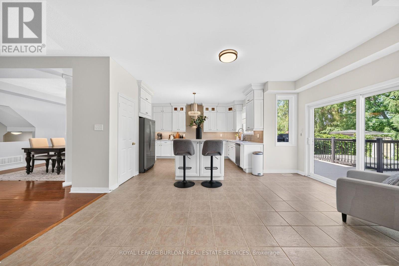 2203 Turnberry Road, Burlington, ON - Indoor Photo Showing Living Room