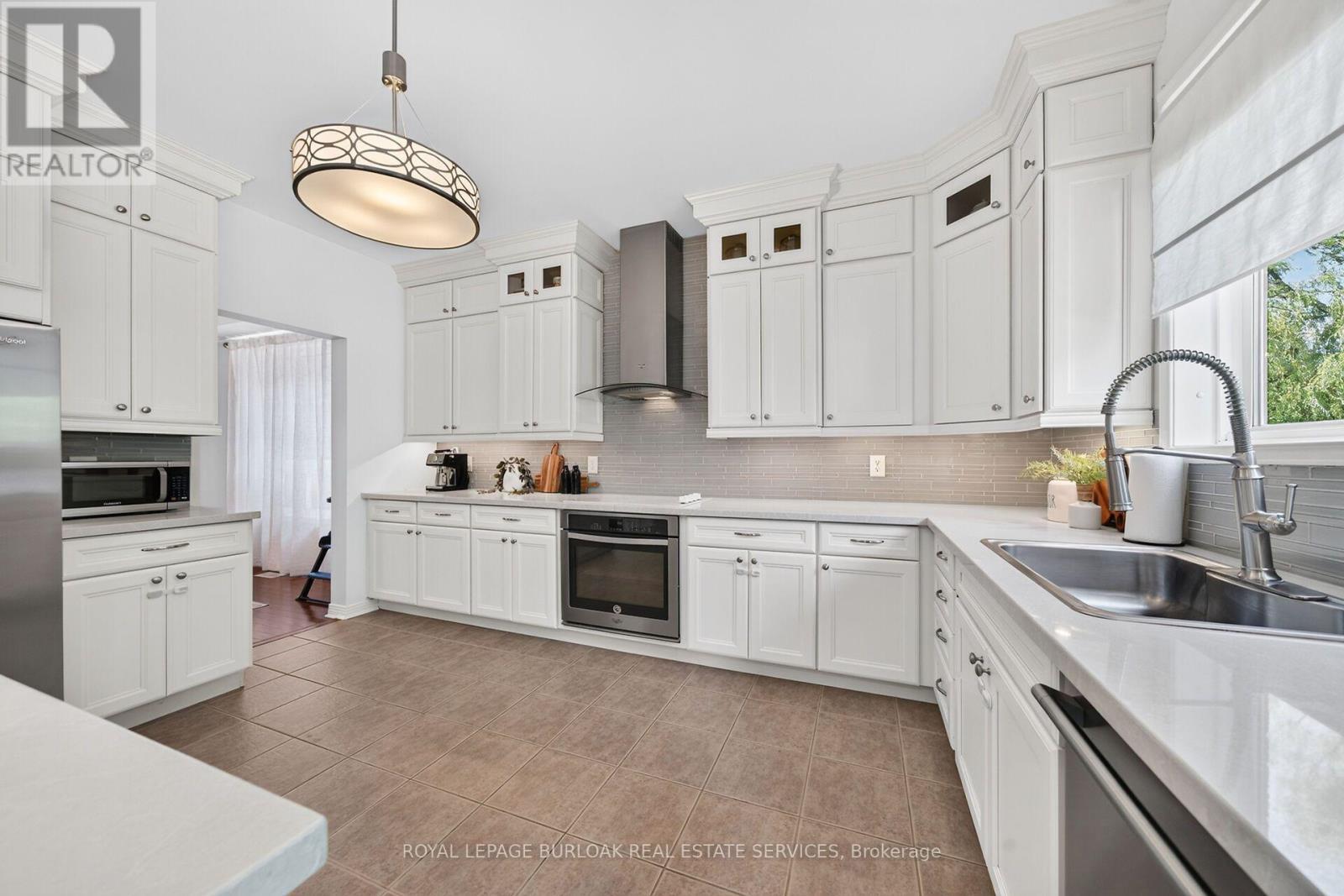 2203 Turnberry Road, Burlington, ON - Indoor Photo Showing Kitchen With Upgraded Kitchen