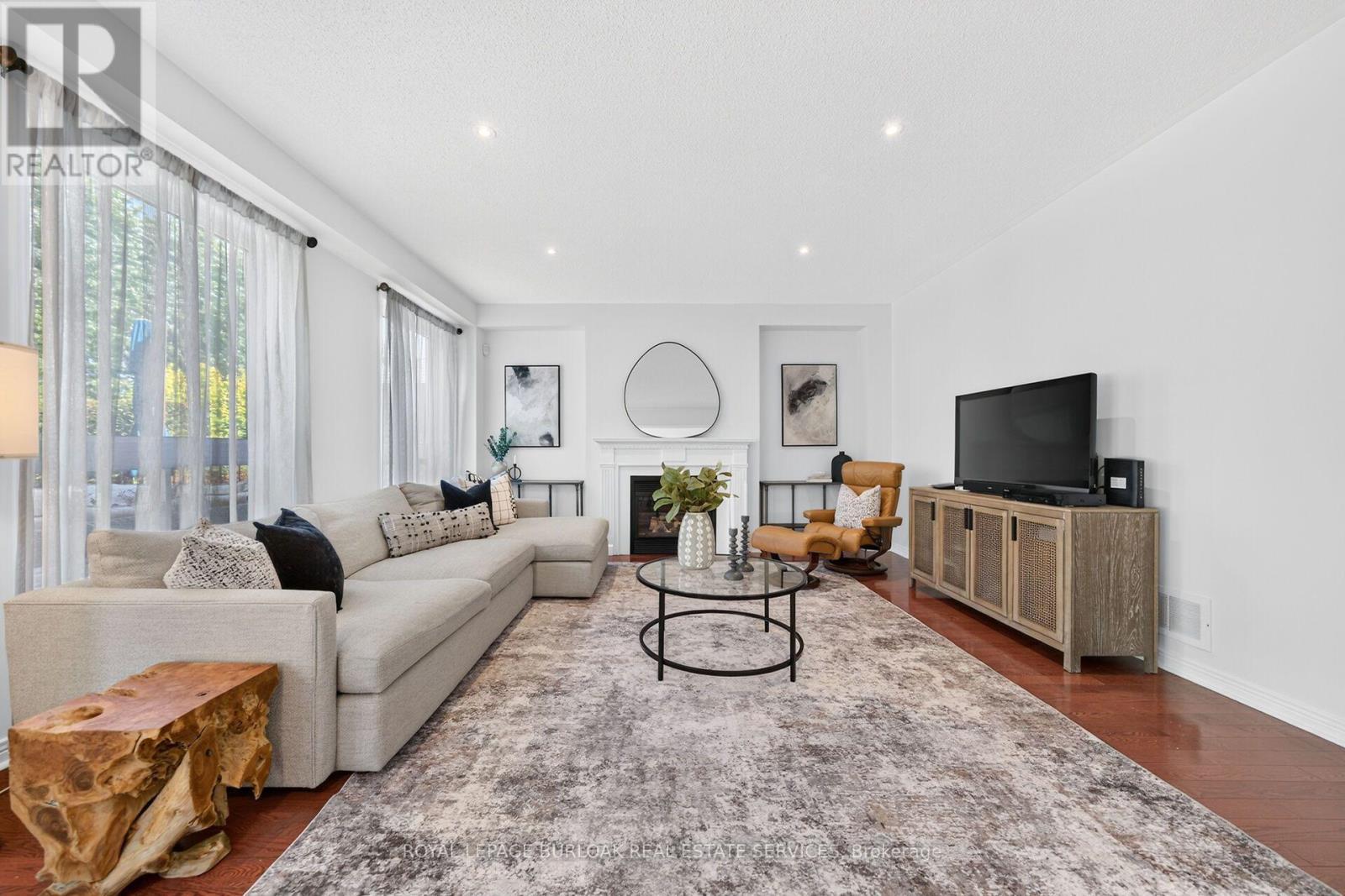 2203 Turnberry Road, Burlington, ON - Indoor Photo Showing Living Room