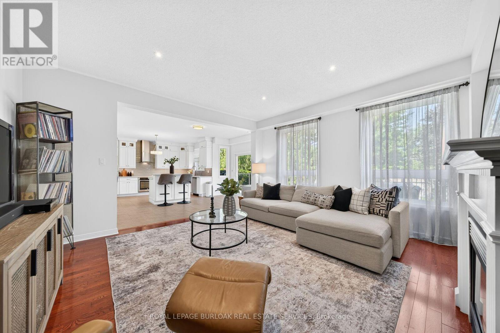 2203 Turnberry Road, Burlington, ON - Indoor Photo Showing Living Room