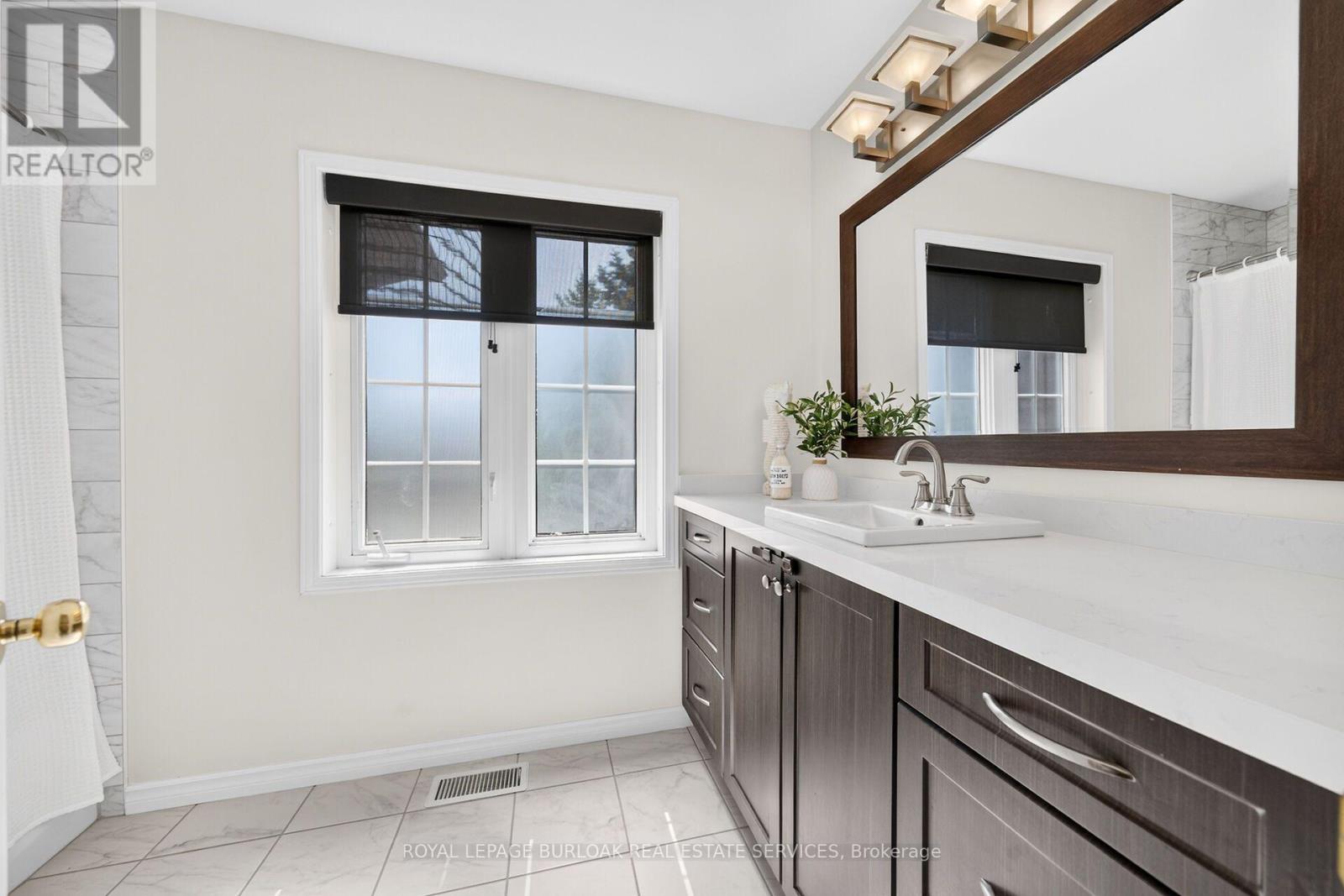 2203 Turnberry Road, Burlington, ON - Indoor Photo Showing Bathroom
