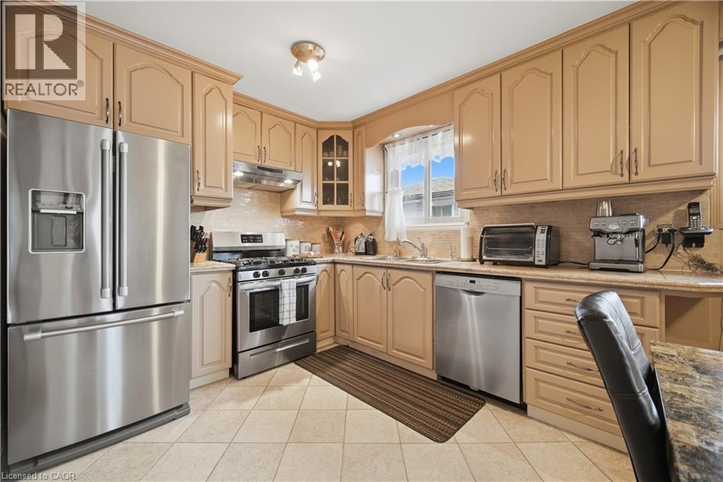 31 Summercrest Drive, Hamilton, ON - Indoor Photo Showing Kitchen