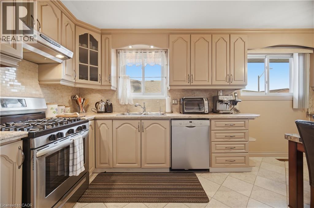 31 Summercrest Drive, Hamilton, ON - Indoor Photo Showing Kitchen With Double Sink