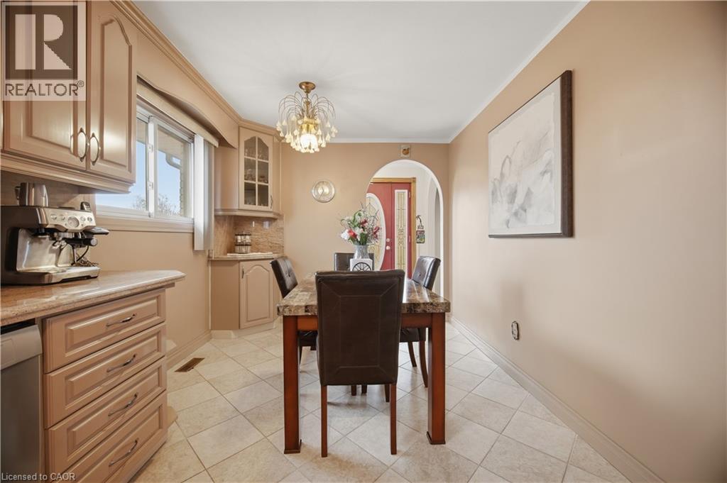 31 Summercrest Drive, Hamilton, ON - Indoor Photo Showing Dining Room