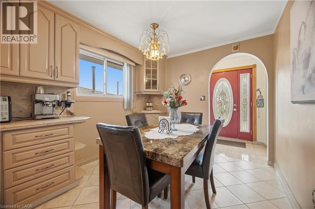 31 Summercrest Drive, Hamilton, ON - Indoor Photo Showing Dining Room