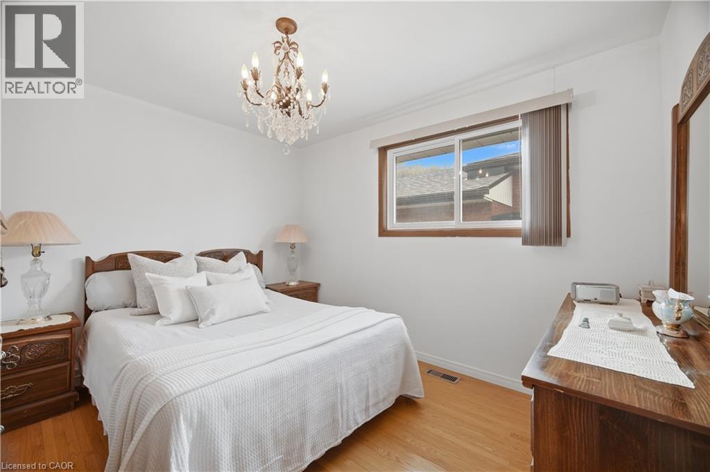 31 Summercrest Drive, Hamilton, ON - Indoor Photo Showing Bedroom